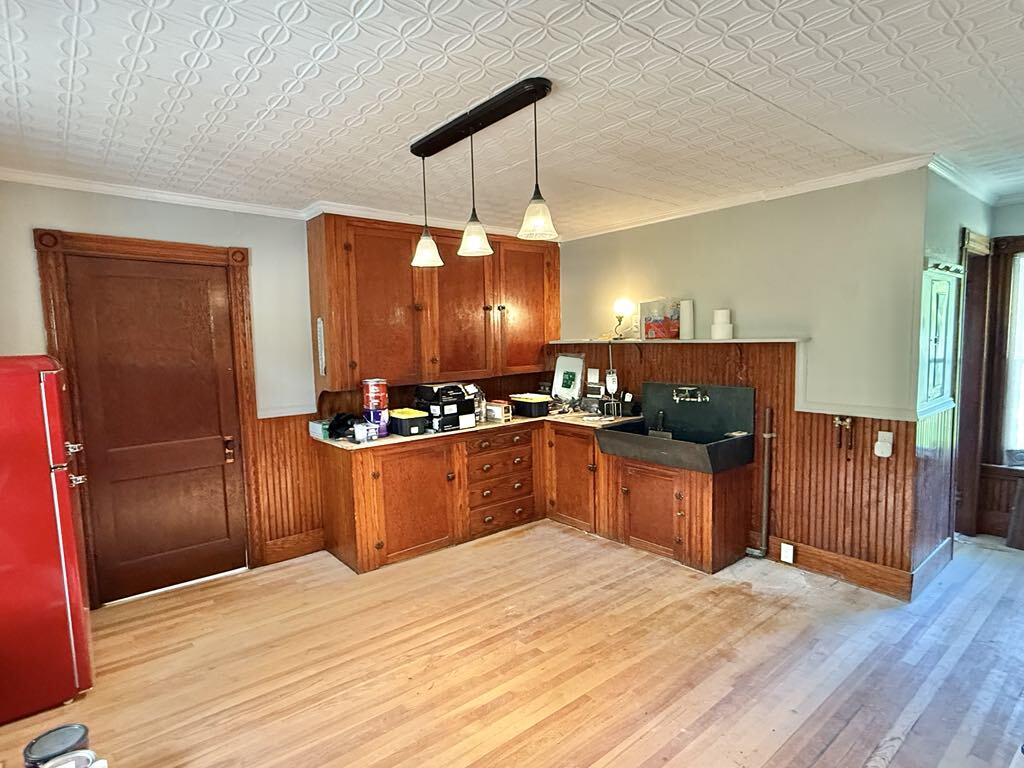 Huge Eat-in Kitchen - 41 Knapp St
