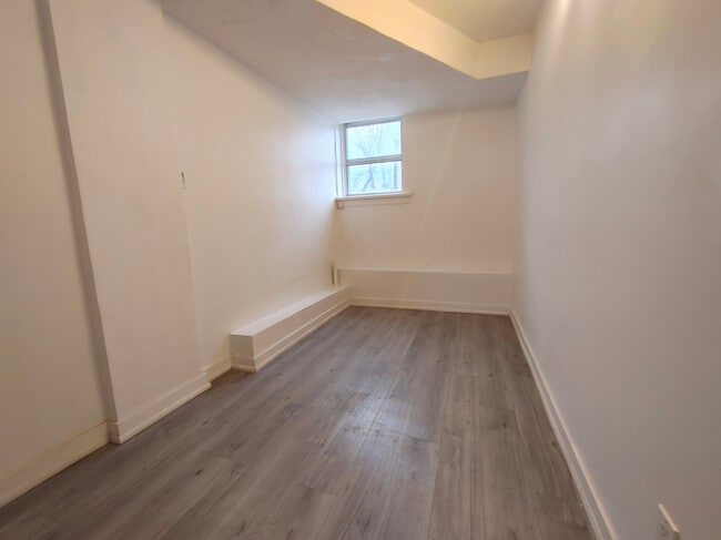 Building Photo - One Bedroom Apartment, One Central Location