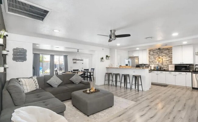 Foto del edificio - 3330 E Cypress St