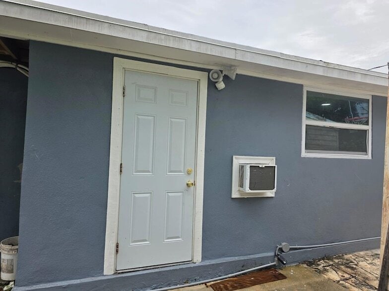 Primary Photo - 6241 SW 17th St