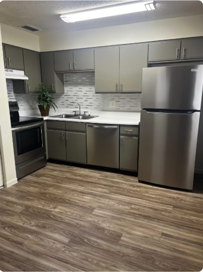 Building Photo - Beautiful Newly Remodeled Apartment