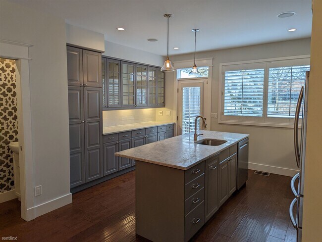 Foto del edificio - 4 br, 2.5 bath House - 228 F St NE # 1