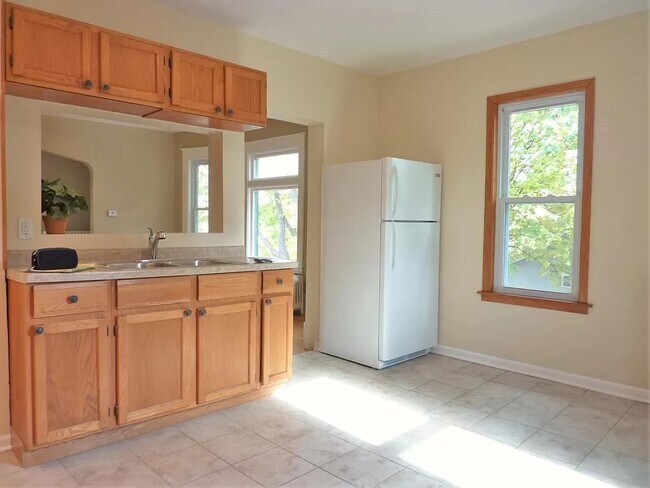 Building Photo - 738 Magnolia Ave E