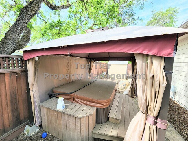 Foto del edificio - Exquisite 5-Bedroom Retreat with Solar: Lu...