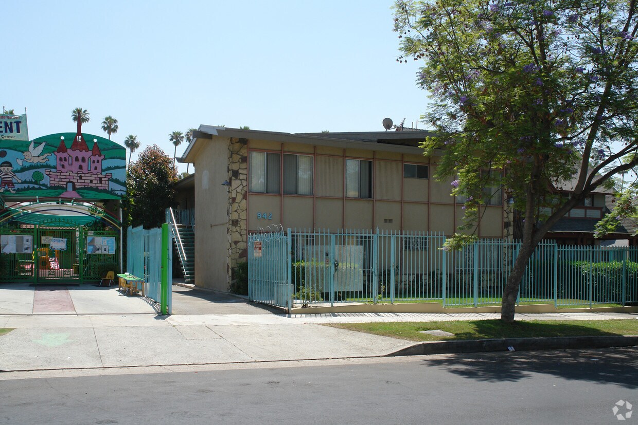 Building Photo - 942 Menlo Ave