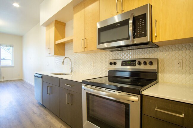Foto del edificio - SUMMER SPECIAL: Top Floor Modern 2 Bdr w/ W&D + AC!