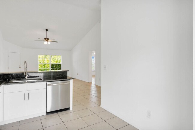 Building Photo - 3651 N Goldenrod Rd
