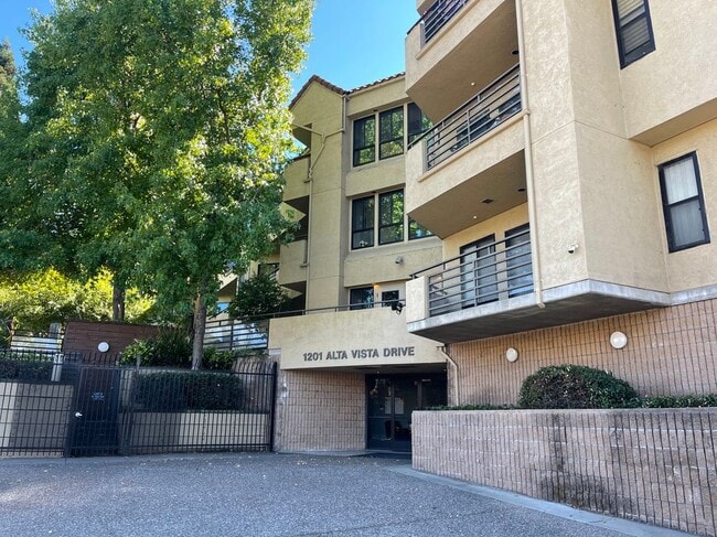 Building Photo - 1201 Alta Vista Ct