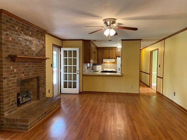 Foto del edificio - Lovely 3BR/2.5 BA Brick Ranch less than 5m...