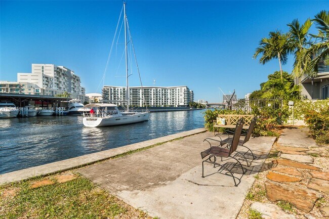 Foto del edificio - 978 NW N River Dr