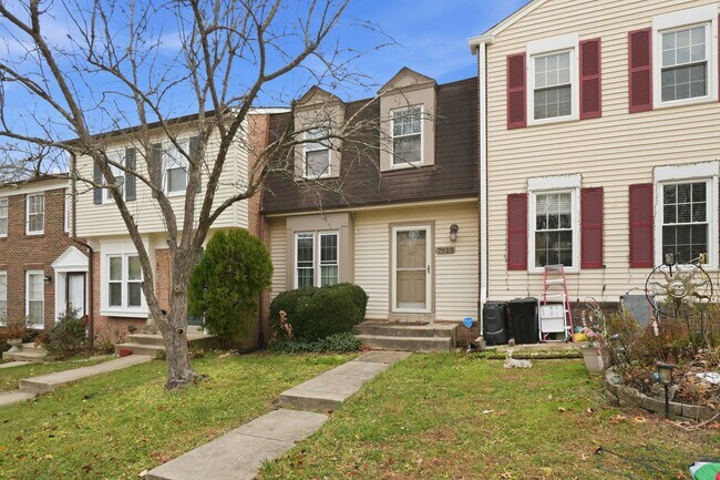 Foto del edificio - Welcome home to this charming three-level townhouse in the heart of Springfield!
