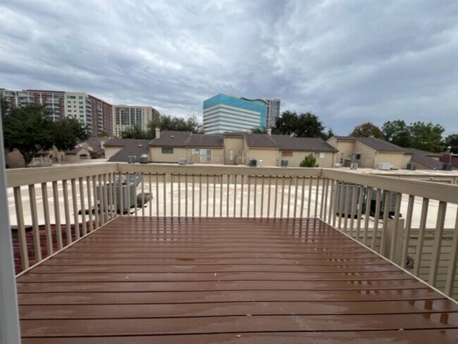 Building Photo - 967 Memorial Village Dr