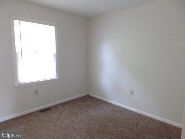 Building Photo - 211 Green Valley Way