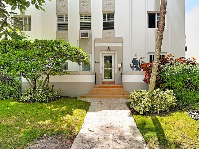 Foto del edificio - 2463 Pine Tree Dr