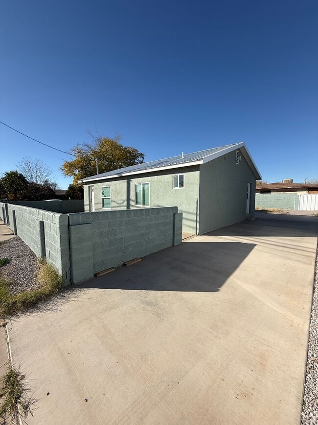 Building Photo - Gorgeous 2 Bedroom/1 Bathroom Home