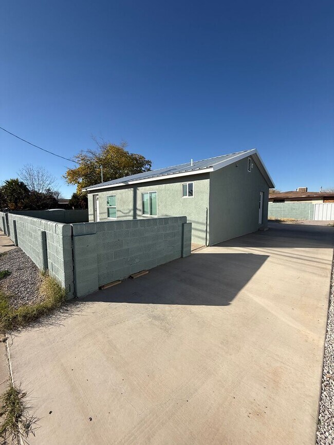 Foto del edificio - Gorgeous 2 Bedroom/1 Bathroom Home