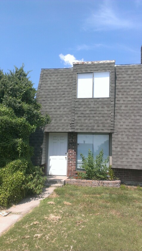 Foto principal - 2 Bedroom, 2 1/2 Baths with a 2 Car Garage...