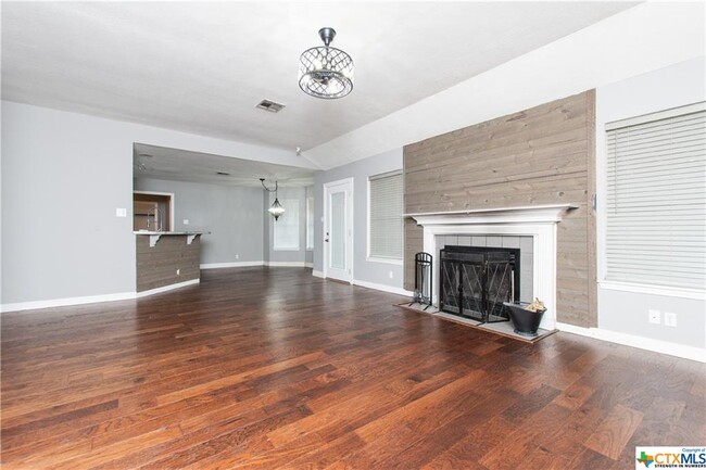 Building Photo - 3003 Oakwood Dr