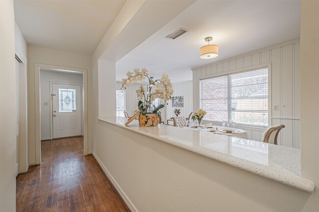 Foto del edificio - 2601 Briarhurst Dr