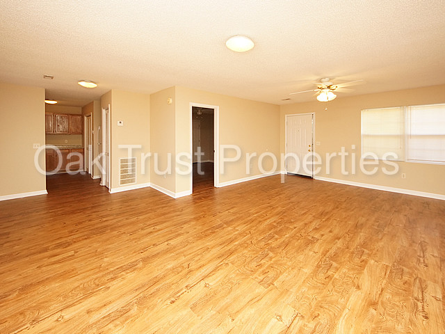 Foto del edificio - 733 Fort Johnson Rd