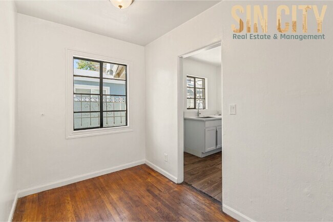 Foto del edificio - "Charming 1-Bed Duplex with Hardwood Elegance in Downtown Las Vegas!"