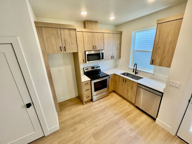 Building Photo - TWO WEEKS FREE RENT! Move-in Special! BRAN...