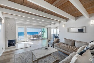 Interior Photo - Strand 5