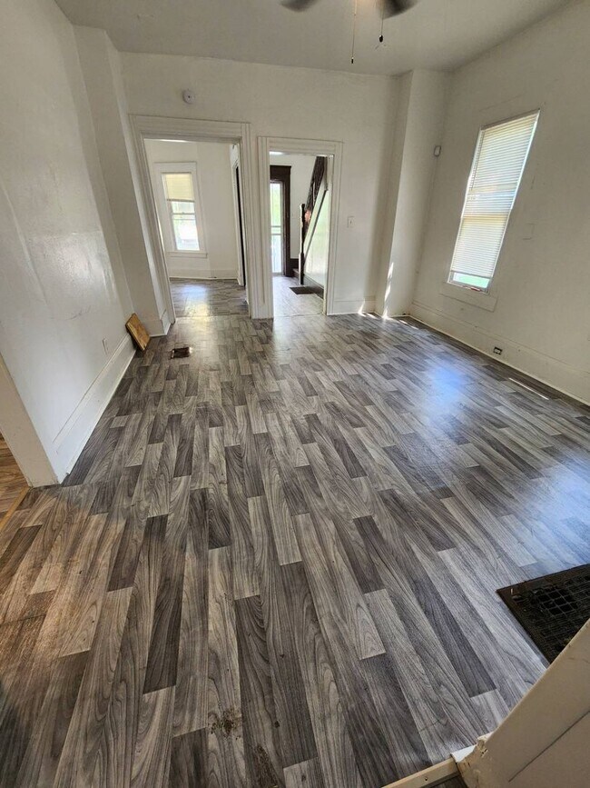 Building Photo - Charming 4-Bedroom Property in Prime Location