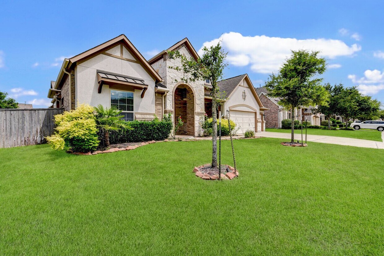 Primary Photo - Exquisite 4-bedroom, 3.5-bathroom Home in ...