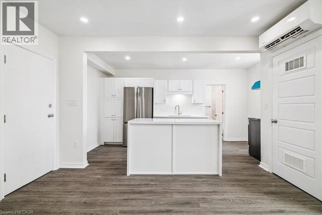 Building Photo - 68 Peel St