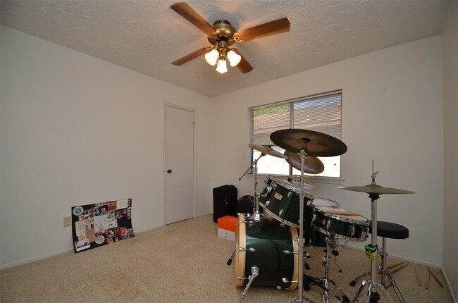Building Photo - 422 Reseda Dr