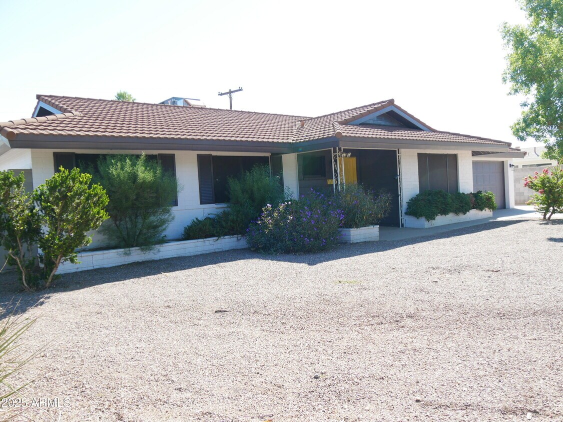 Primary Photo - 1719 N Circle Dr