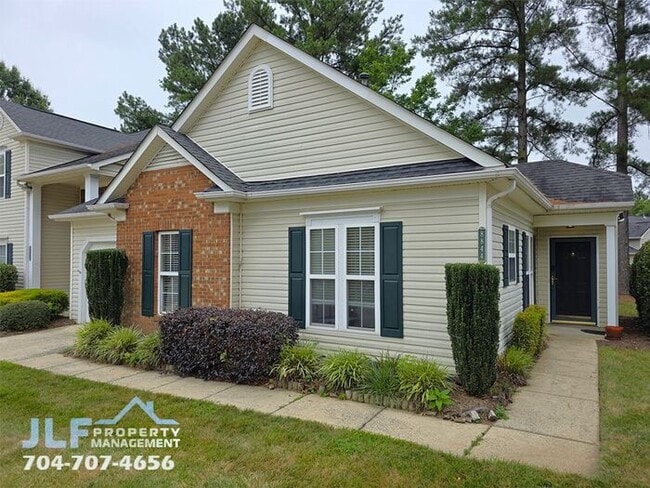 Foto del edificio - Beautiful 2 Bed/2 Bath Townhome in Charlot...