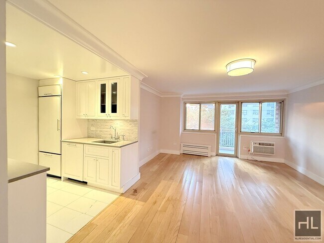 Foto del edificio - 3 bedroom 1 bathroom WEST 93 STREET
