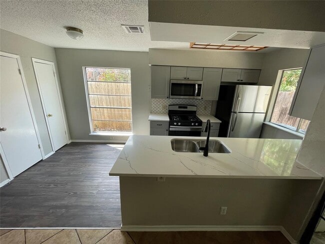 Foto del edificio - 5806 Emerald Forest Dr