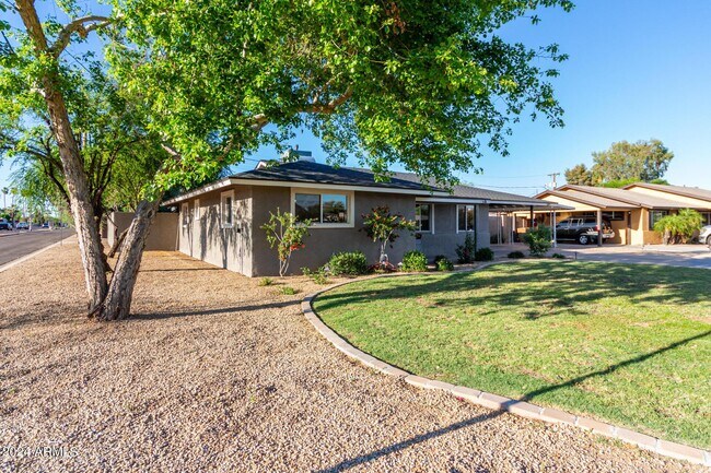 Building Photo - 1422 W Orange Dr