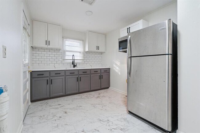 Foto del edificio - 1406 Sheffield Rd