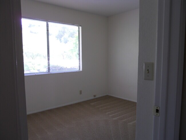 Building Photo - 900 Cambridge Dr