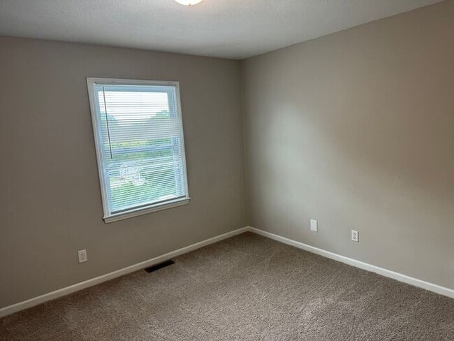 Building Photo - Brick Townhouse near downtown Concord!