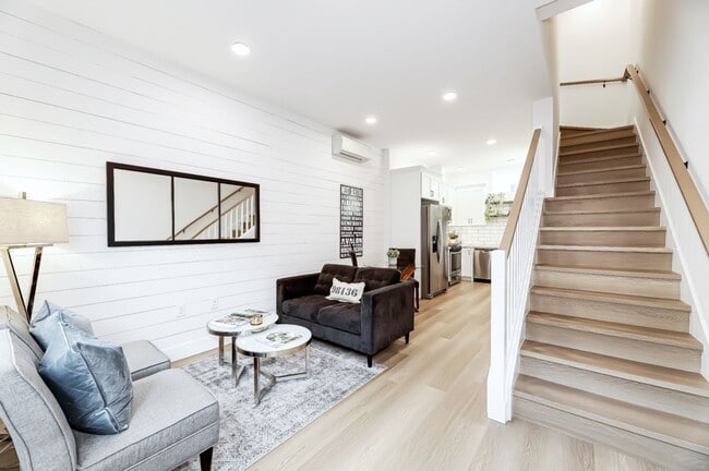 Building Photo - West Seattle Townhome w/ Rooftop Deck, Par...