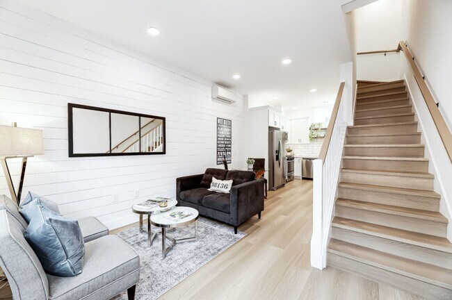 Foto del edificio - West Seattle Townhome w/ Rooftop Deck, Par...