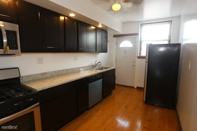 Building Photo - 3245 N Damen Ave