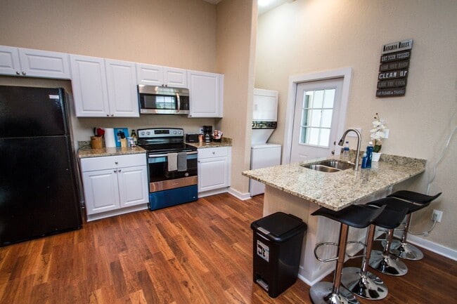 Building Photo - Douglas