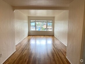 Building Photo - 1084 1/2 Lincoln Ave