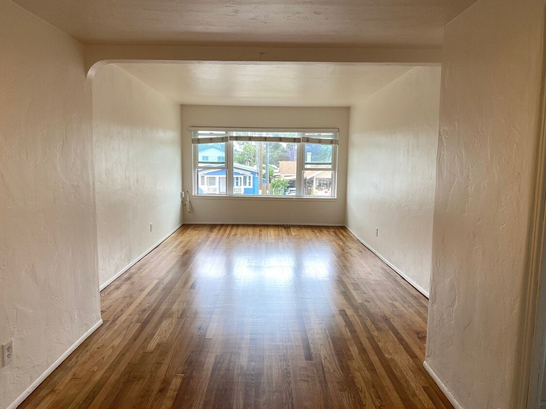 Primary Photo - REFRESHED Craftmans Style Upstairs One Bed...
