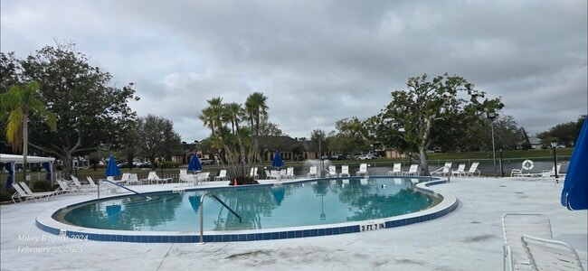 Large heated pool on waterfront - 8525 111th St