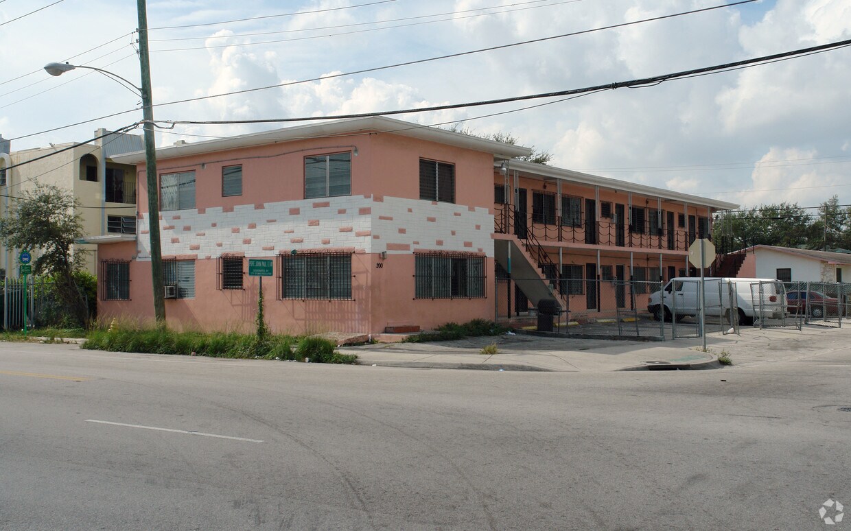 Primary Photo - 200 NW 77th St