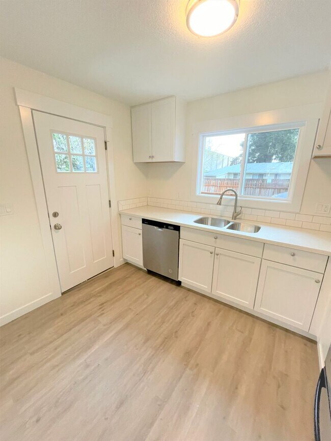 Building Photo - Remodeled 4 bedroom, 2 bath house, trileve...