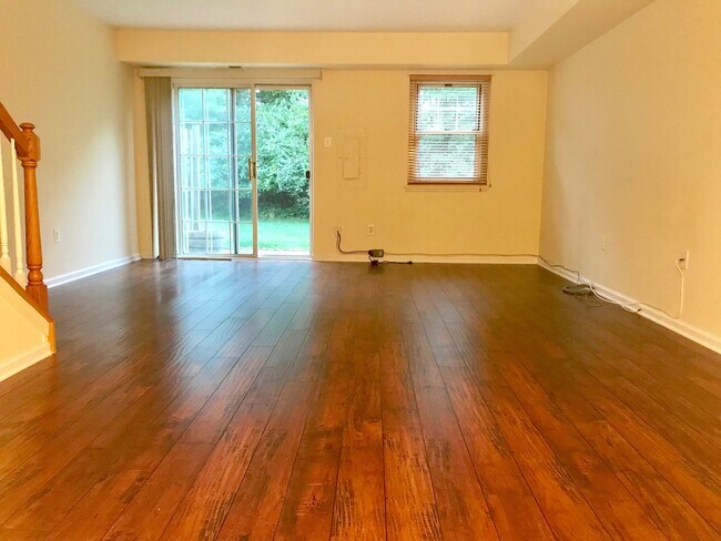 Foto del edificio - Beautiful 2-Bedroom Townhouse in Lovely Bl...