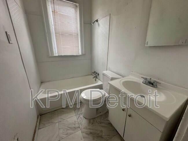 Building Photo - 9919 Woodside St